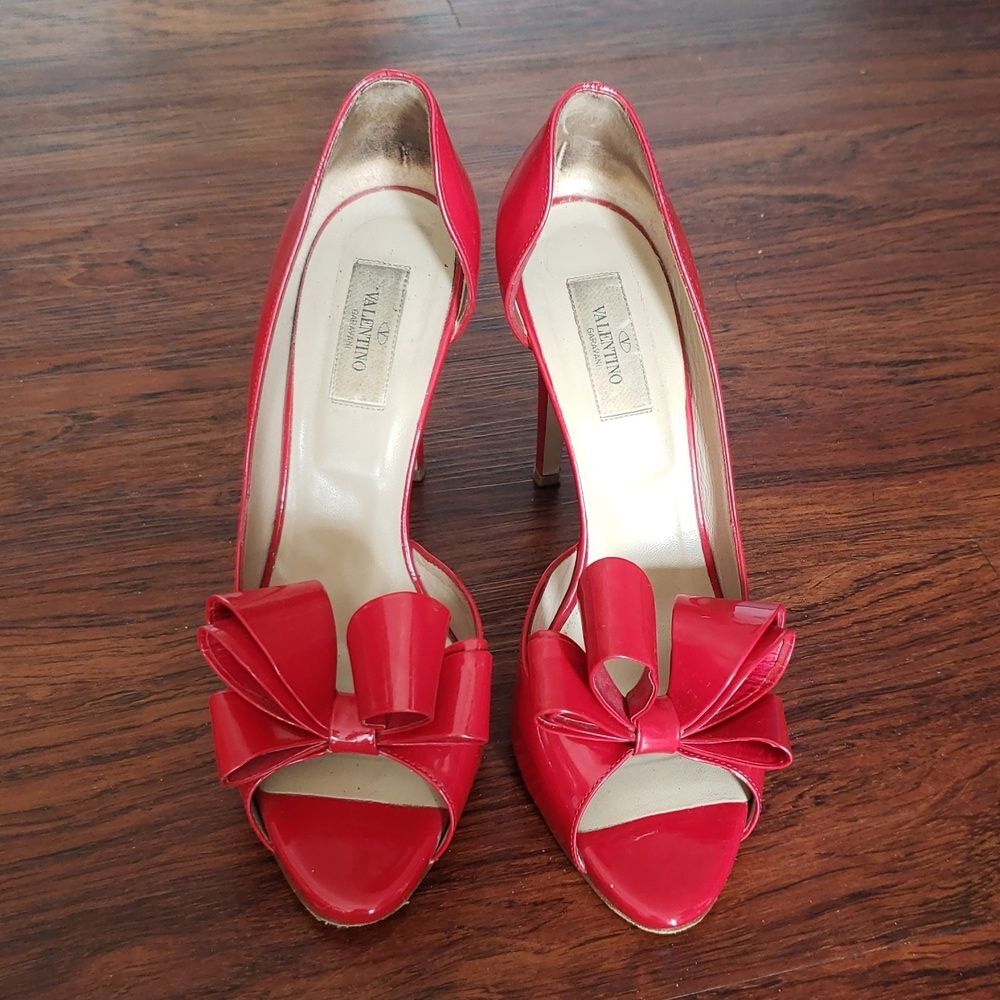 Valentino Red Patent Leather  Pumps Size 40 Chic Whimsical Feminine Elegant Bow